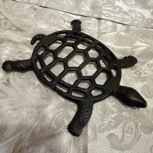 Cast Iron raised Turtle Trivet Tortoise Openwork Decorative Kitchenware Rustic - Picture 1 of 8